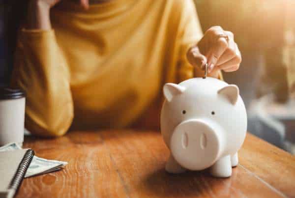 saving-money-in-piggy-bank